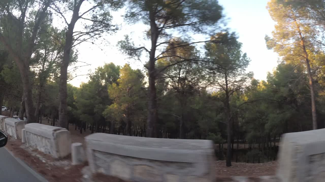 castillo de jaen, españa castillo de jaen volando y tomas terrestres desde este castillo medieval en una tarde de verano, tambien muestra la ciudad de jaen hecha con un drone y una camara de accion a 4k 24fps usando filtros nd-10