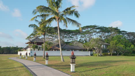 Pasarela-Hacia-Suites-Privadas-De-Lujo-En-El-Complejo-Turístico-Intercontinental-Bali,-Bali,-Indonesia