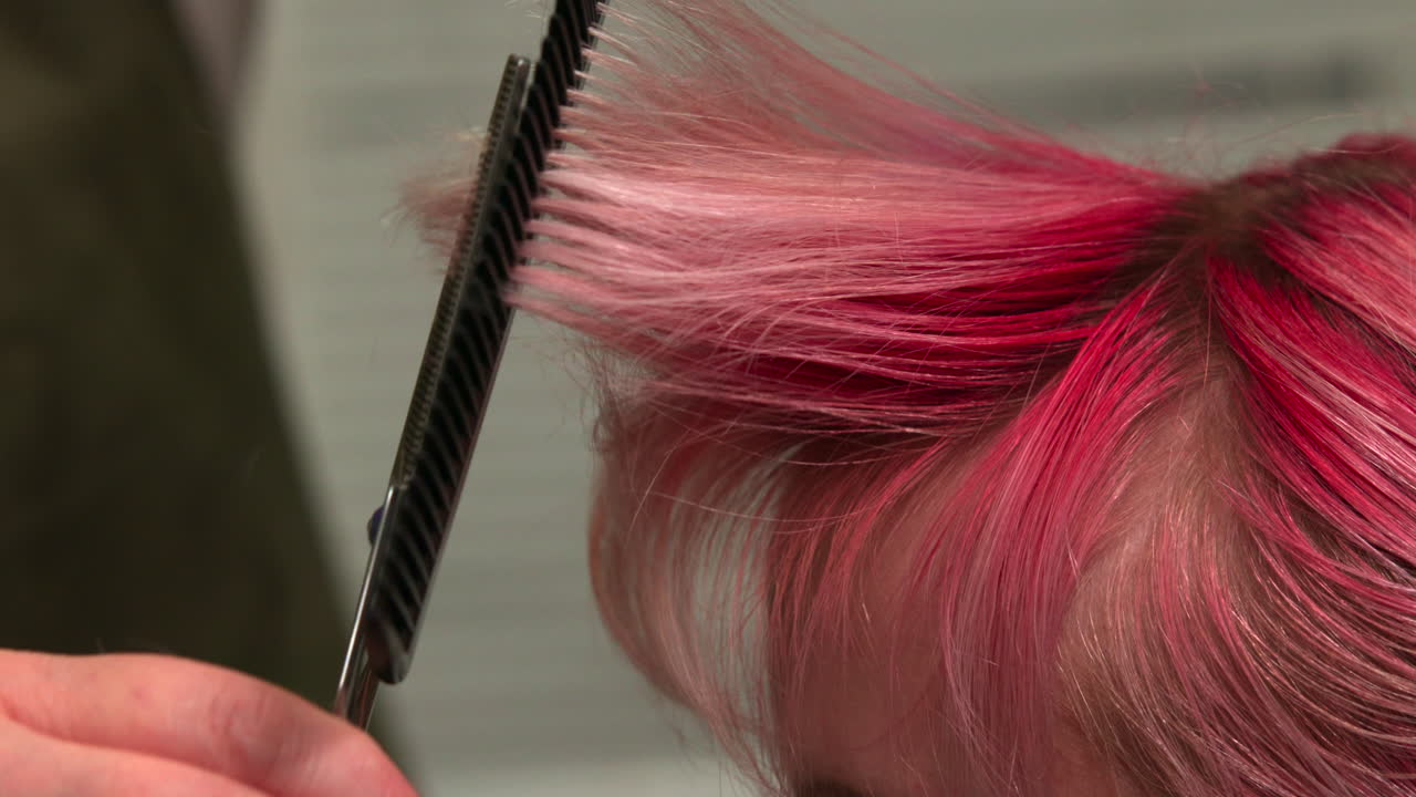Corte de pelo con pelo rosa