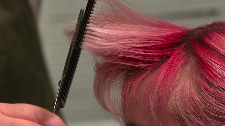 Taglio di capelli con capelli rosa