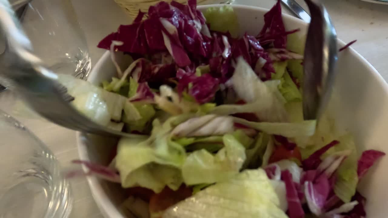 lanzando ensalada fresca con utensilios