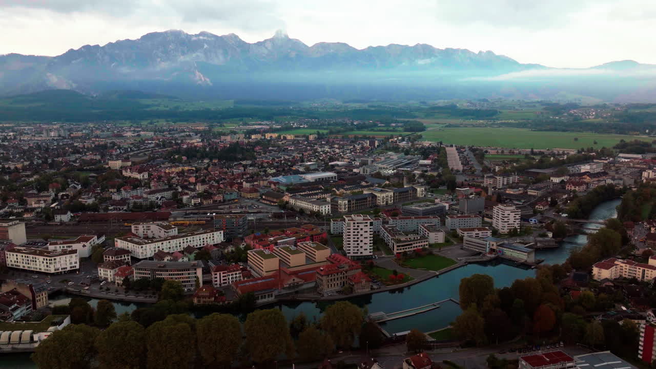 에어리얼 시네마틱 드론 이른 구름진 아침  ⁇  스위스 스위스 호수 강 시내 마을 베른 스 ⁇ 호른 스 ⁇ 호른케테 해가 뜨는 움직임을 드러내