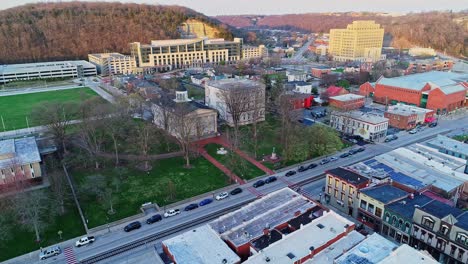 Antiguo-Edificio-Del-Capitolio-Del-Estado-En-El-Centro-De-Frankfort-Kentucky,-Panorámica-Aérea-Con-Drones