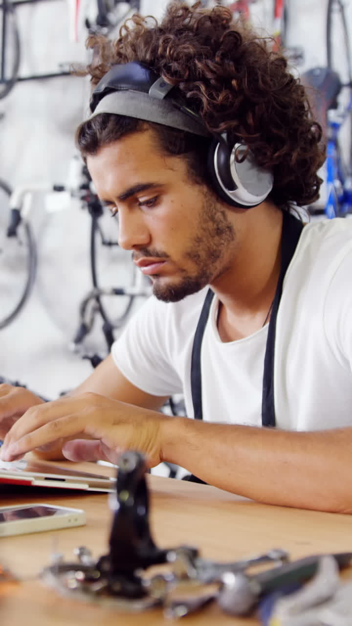 mecánico usando una computadora portátil en el taller