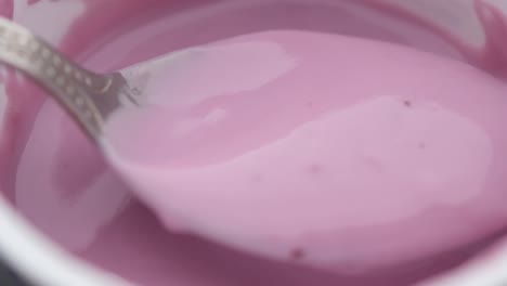 yogur rosado en un tazón