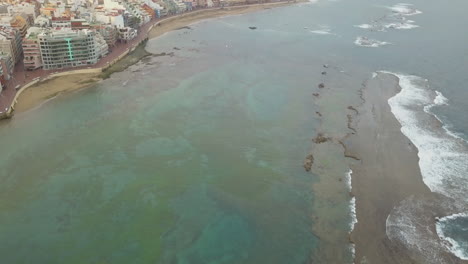 Fantástico-Plano-En-Desarrollo,-Mostrando-La-Barrera-Natural-De-La-Playa-Hasta-Ver-La-Maravillosa-Playa-De-Las-Canteras