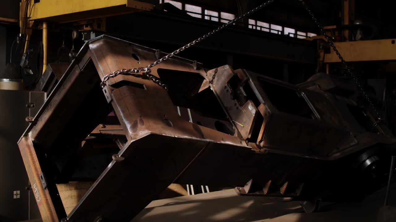 공장 내에서 일하는