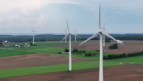 Las-Turbinas-Eólicas-En-El-Noreste-De-Wisconsin-Activan-El-Viento-Produciendo-Electricidad.