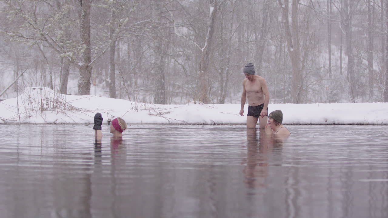 남성 얼음 목욕객이 얼어붙은 스웨덴 호수에서 두 여성과 합류합니다.