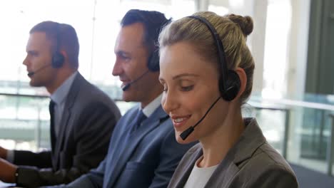 jóvenes de negocios que usan auriculares en una oficina moderna