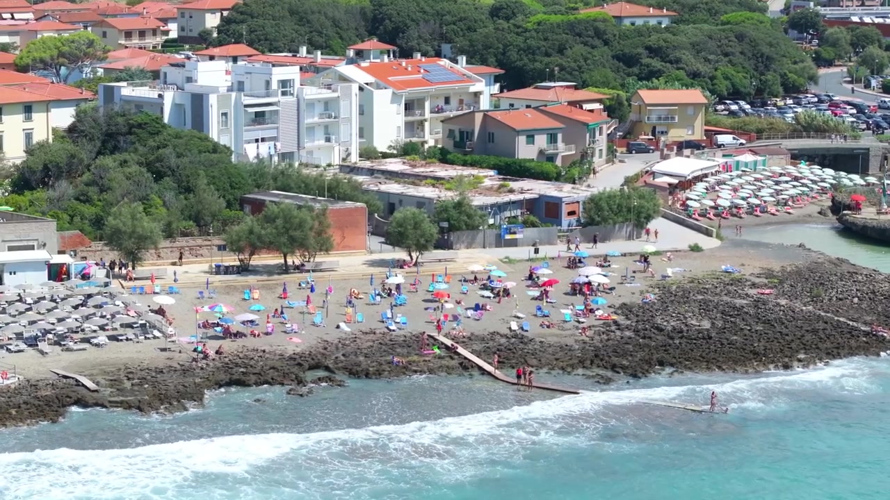 Spiaggia locale, accoglie i visitatori toscani sulla costa rocciosa di Castiglioncello, Italia.