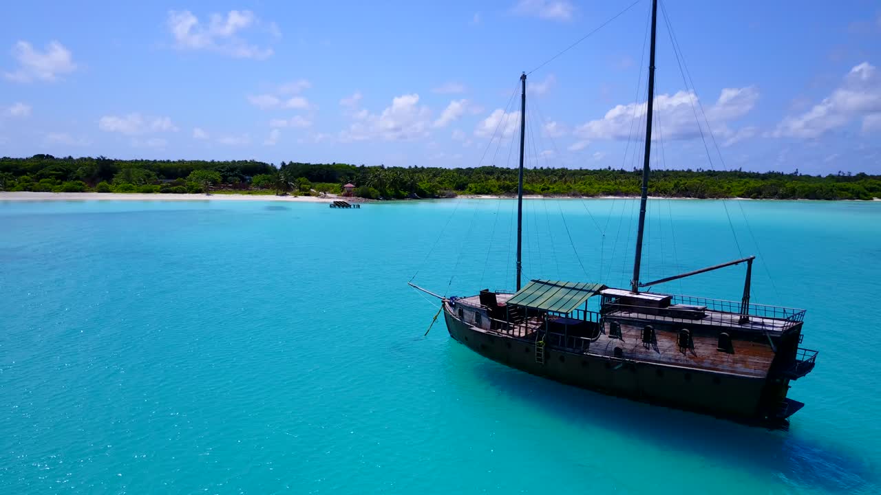 barco de vela de madera pasado de moda en las aguas pintorescas de la laguna de maldive 4k
