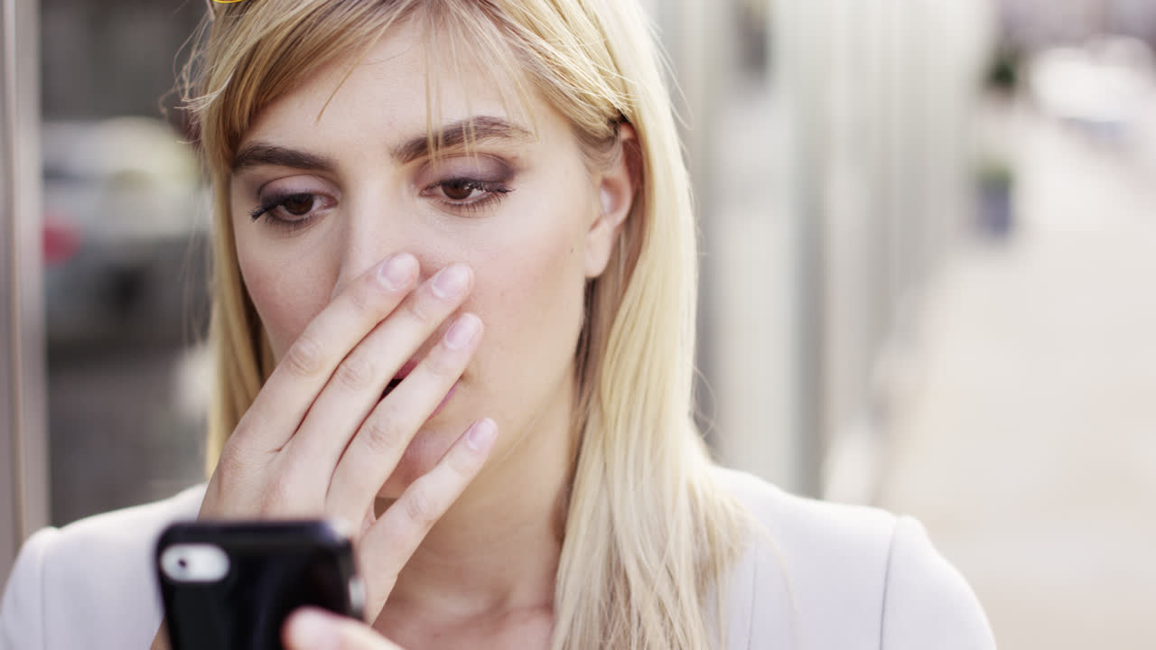 스트레스를 받은 금발 사업가 여성 파산 개념