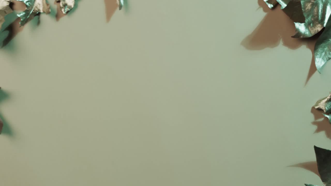 video de hojas metálicas de otoño de halloween con espacio de copia en fondo verde