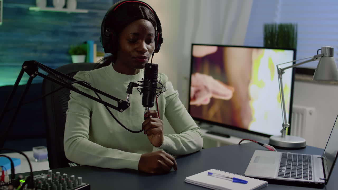 소셜 미디어 블로거가 온라인  ⁇ 캐스트에서 팔로워들과 대화하고 있습니다.