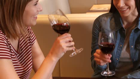 hermosa mujer interactuando mientras tiene un vaso de vino