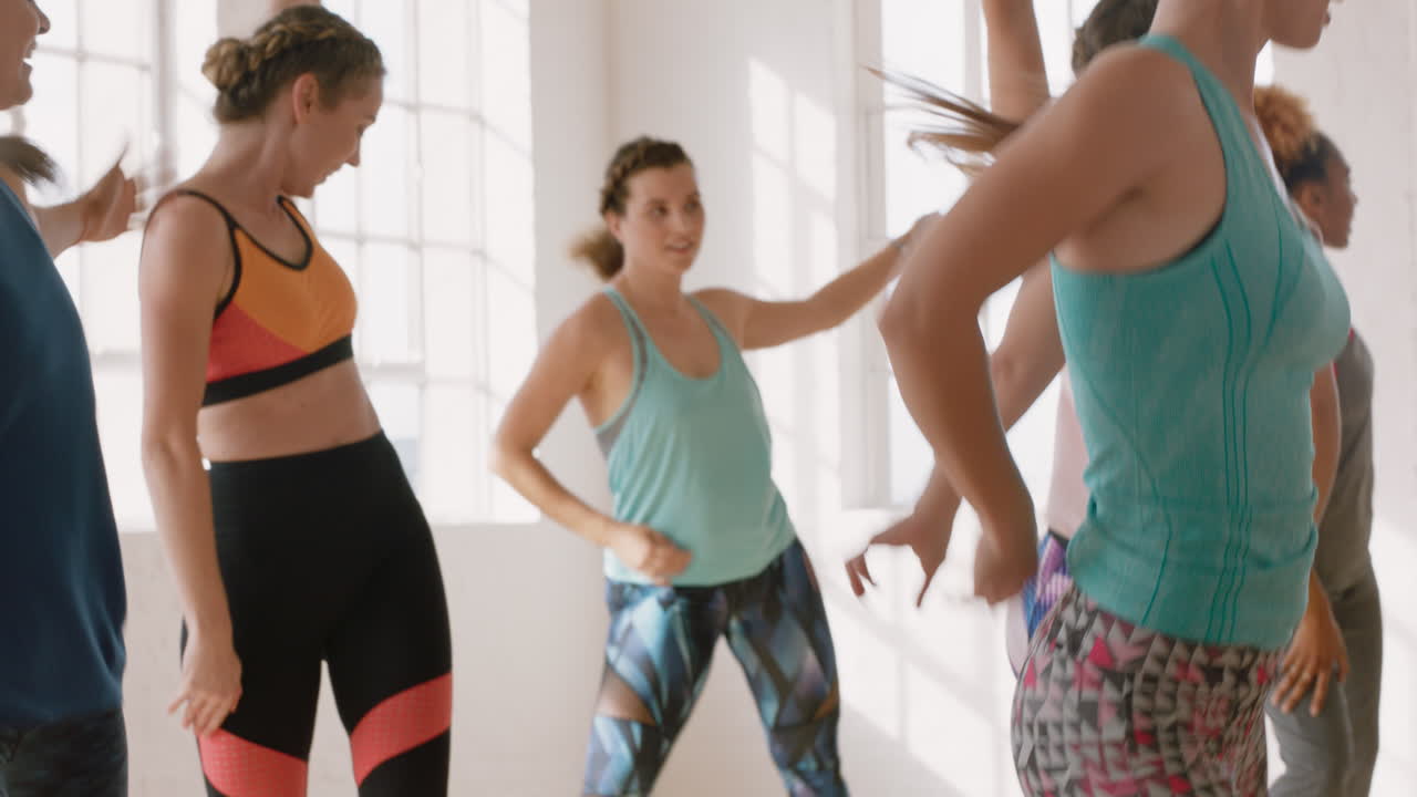clase de baile grupo joven de gente multirracial bailando practicando movimientos de coreografía entrenamiento en gimnasio disfrutando de un estilo de vida activo y saludable