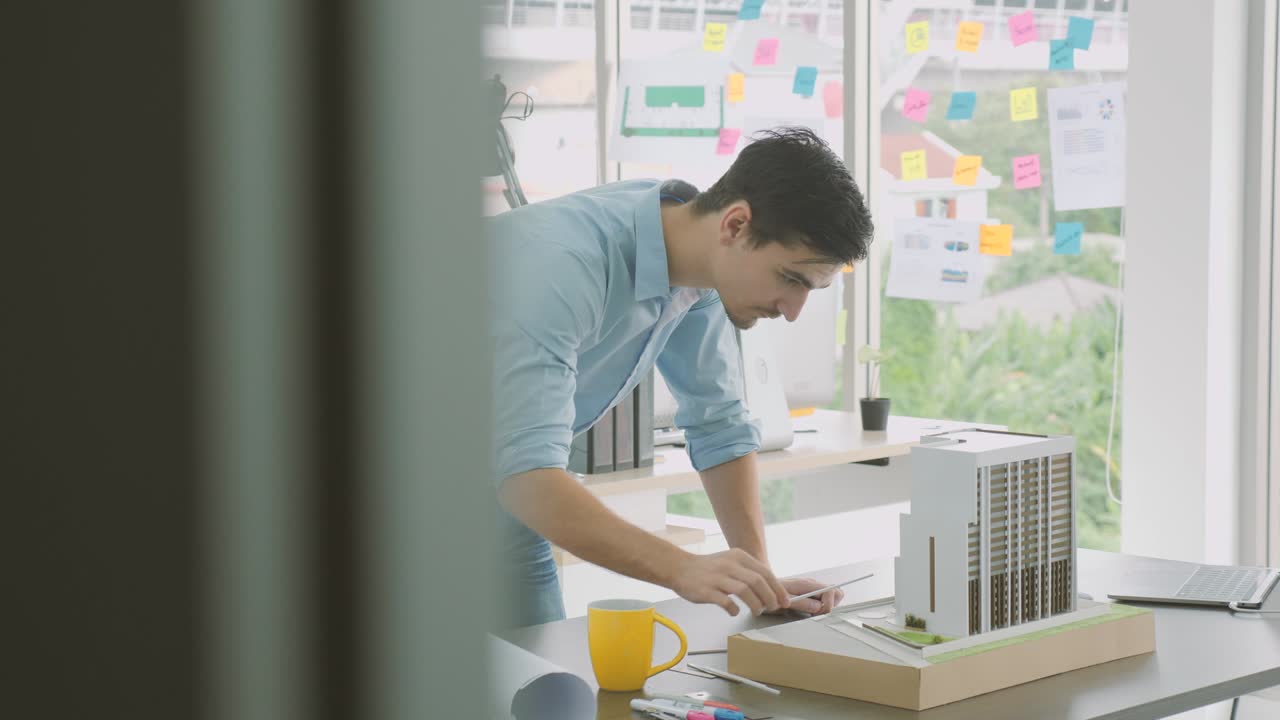 equipo de arquitectos creativos que trabajan juntos en un estudio de arquitectos