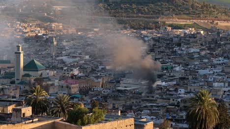 toma de zoom del incendio de una casa residencial en fes, marruecos