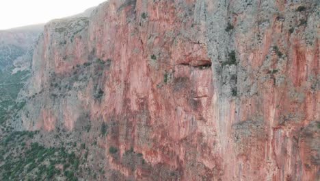 Retroceso-De-Paralaje-De-Drones-Alrededor-De-Una-Enorme-Pared-Del-Paraíso-De-La-Escalada-En-Roca,-Leonidio,-Grecia