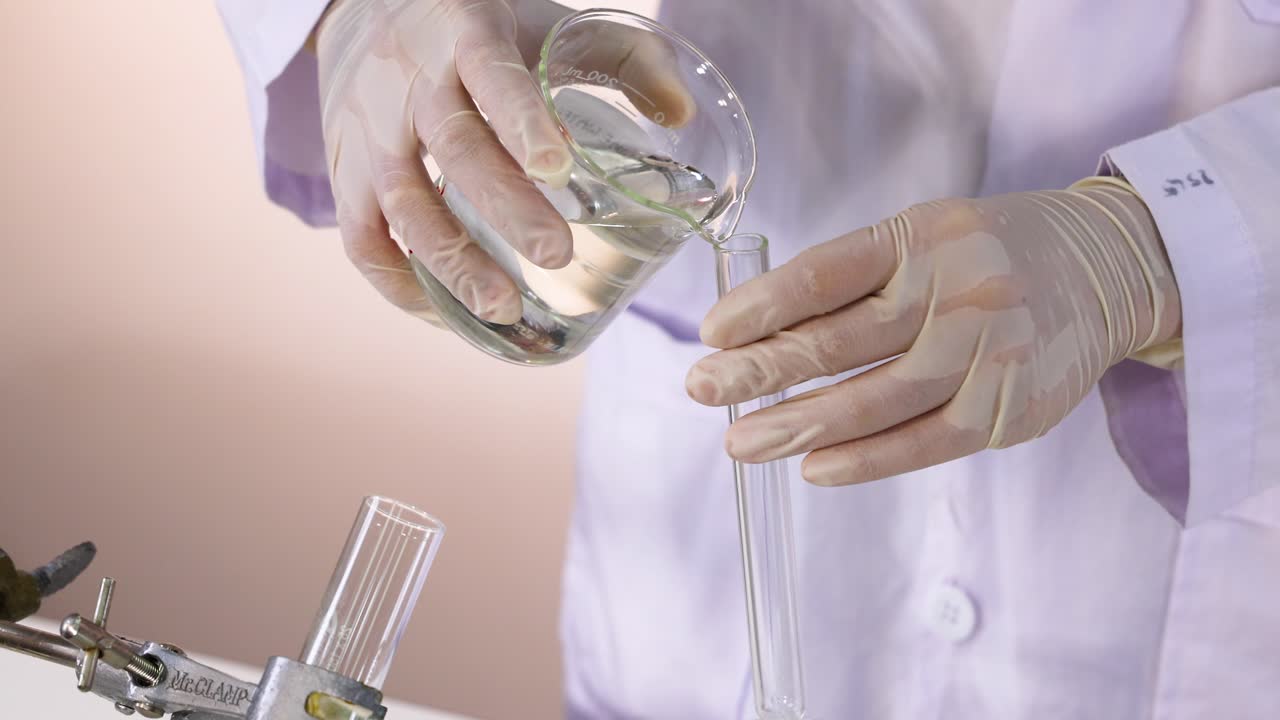 과학자는 황산과 반응을 수행합니다.