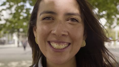 vista frontal de una hermosa mujer sonriente mirando a la cámara.