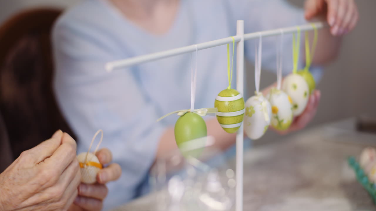 hombre mayor y nieta decorando mesa con huevos de pascua y decoraciones de pascua 2