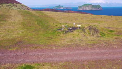 조상의 무덤 위의 항공 westman islands vestmannaeyjar의 조상 아이슬란드 역사