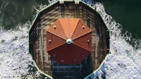 Top-down-aerial-view-flying-close-to-the-Roundhouse-Aquarium-in-California