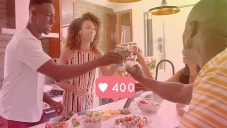 brindando bebidas en la cocina, amigos disfrutando juntos con las redes sociales le gusta la animación