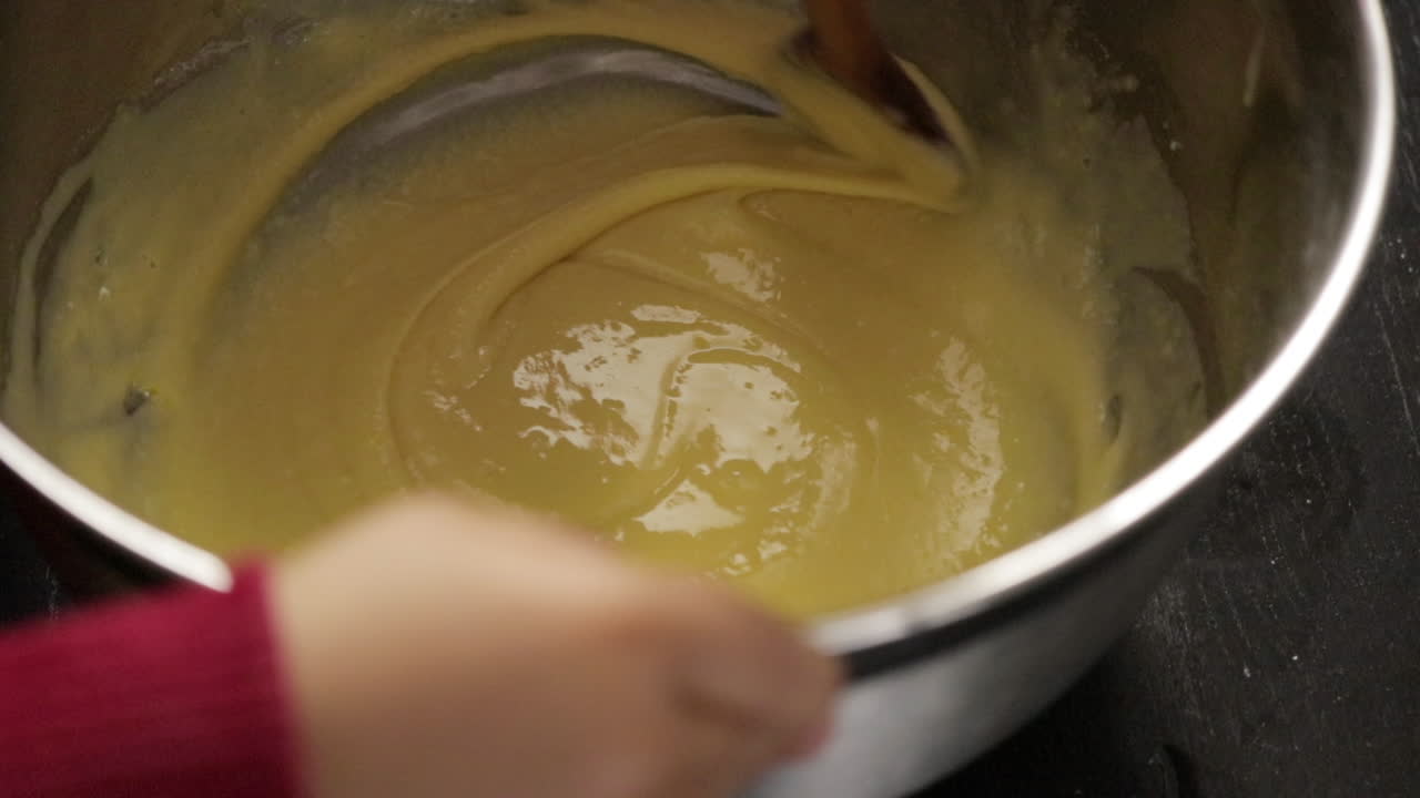 niños haciendo un pastel en casa, enfoque suave de primer plano, cámara lenta