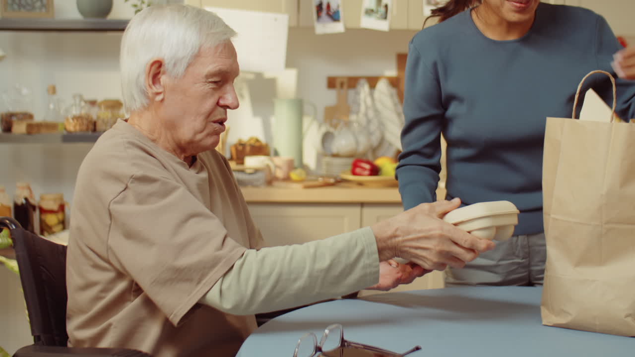 고위직자에게 제품을 가져오는 것