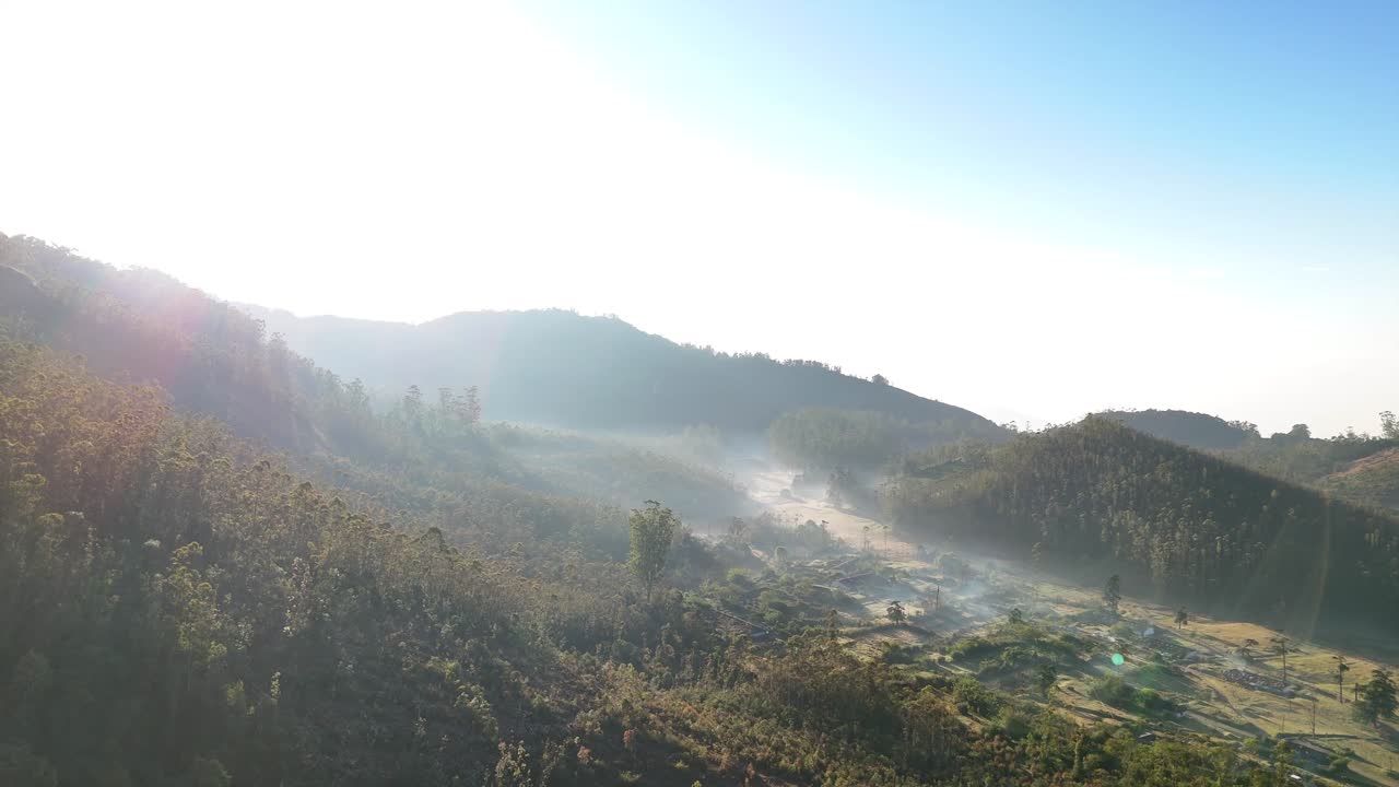 Pemandangan Danau Old Devikulam di Pagi Hari yang Indah di Munnar, Kerala. Matahari terbit berkabut di Stasiun Bukit Old Devikulam, Munnar. Lanskap Danau Old Devikulam yang tenang di Munnar, Kerala.