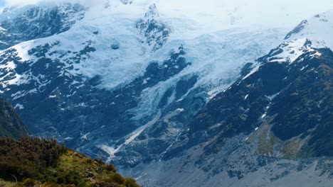 cascada de hielo: imágenes hipnotizantes capturan el hielo del glaciar cayendo en una impresionante exhibición de belleza natural