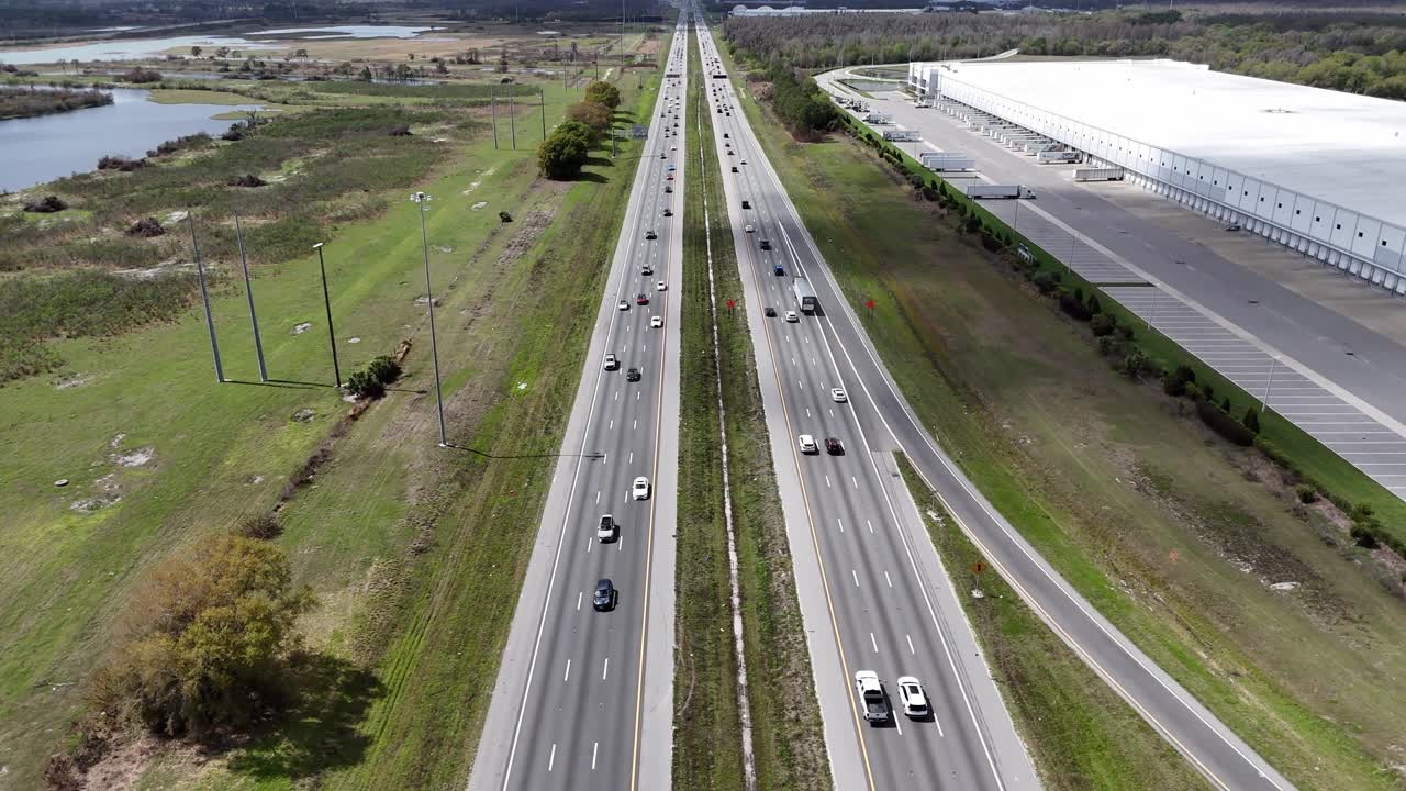 Pemandangan udara jalan antarnegara bagian I-4 di Polk County, Florida, yang merupakan pusat distribusi yang berkembang dan koridor transportasi yang sibuk antara Tampa dan Orlando, Florida.