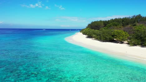 Paradiesischer-Weißer-Strand-Vor-Ruhigem-Klarem-Wasser-Der-Blauen-Azurseelagune-An-Einem-Hellen-Himmel-Mit-Kleinen-Wolken,-Die-Vom-Ozeanhorizont-Auf-Den-Seychellen-Aufsteigen