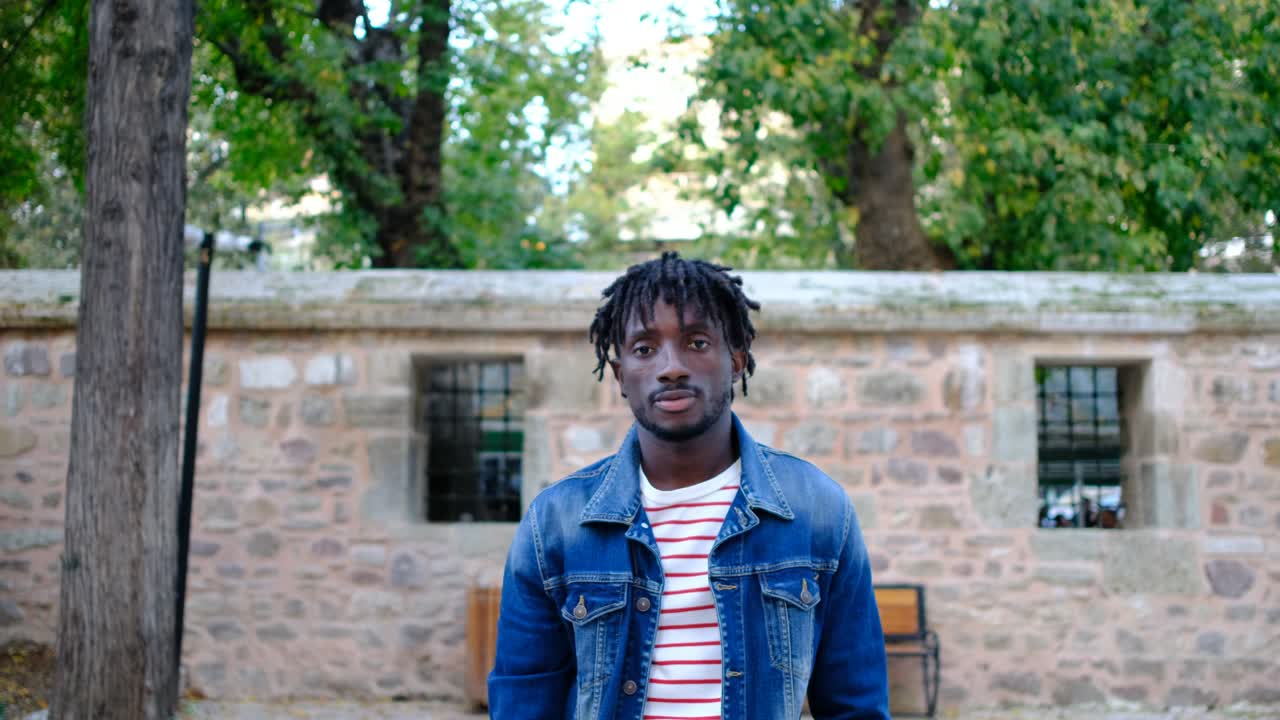 adolescente africano levantando un brazo en el aire