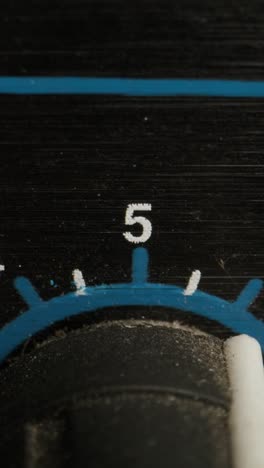 primer plano de un dial ajustado al número 5