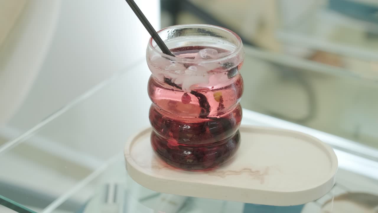 트레이 에 있는 유리잔 에 담긴 상쾌 한 얼음 베리 음료
