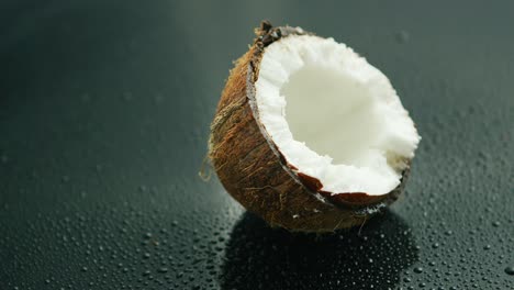 la mitad de coco fresco blanco