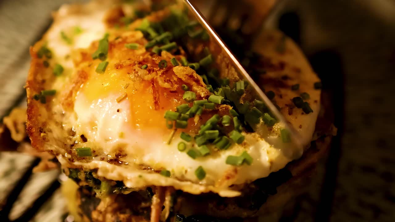 포크와 칼로 달 노른자 접시를 잘라