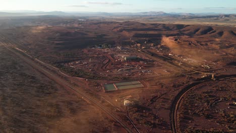 Mina-De-Hierro-Abierta-En-El-Desierto-Australiano.