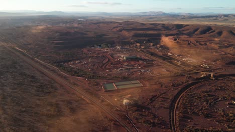 mina de hierro abierta en el desierto australiano