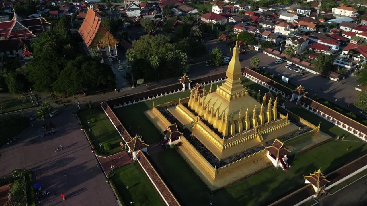 Cảnh quay drone từ trên cao Chùa Tháp Luang Vàng ở Viêng Chăn, Lào.