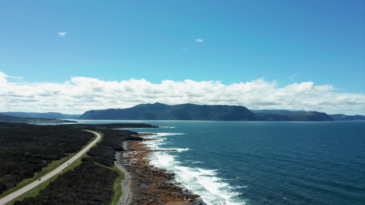 그로스 몬 국립공원, 해안선을 따라 달리는 자동차, 뉴펀들랜드 - 드론 클립 4k