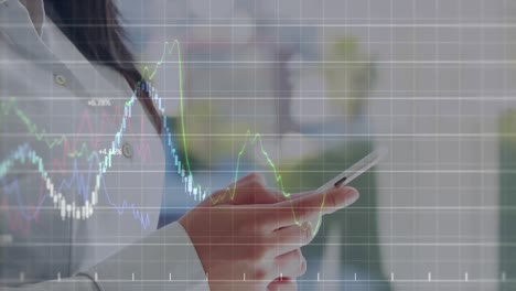 animación de múltiples gráficos moviéndose sobre mujer de negocios asiática enviando mensajes de texto a través de teléfono inteligente en la oficina