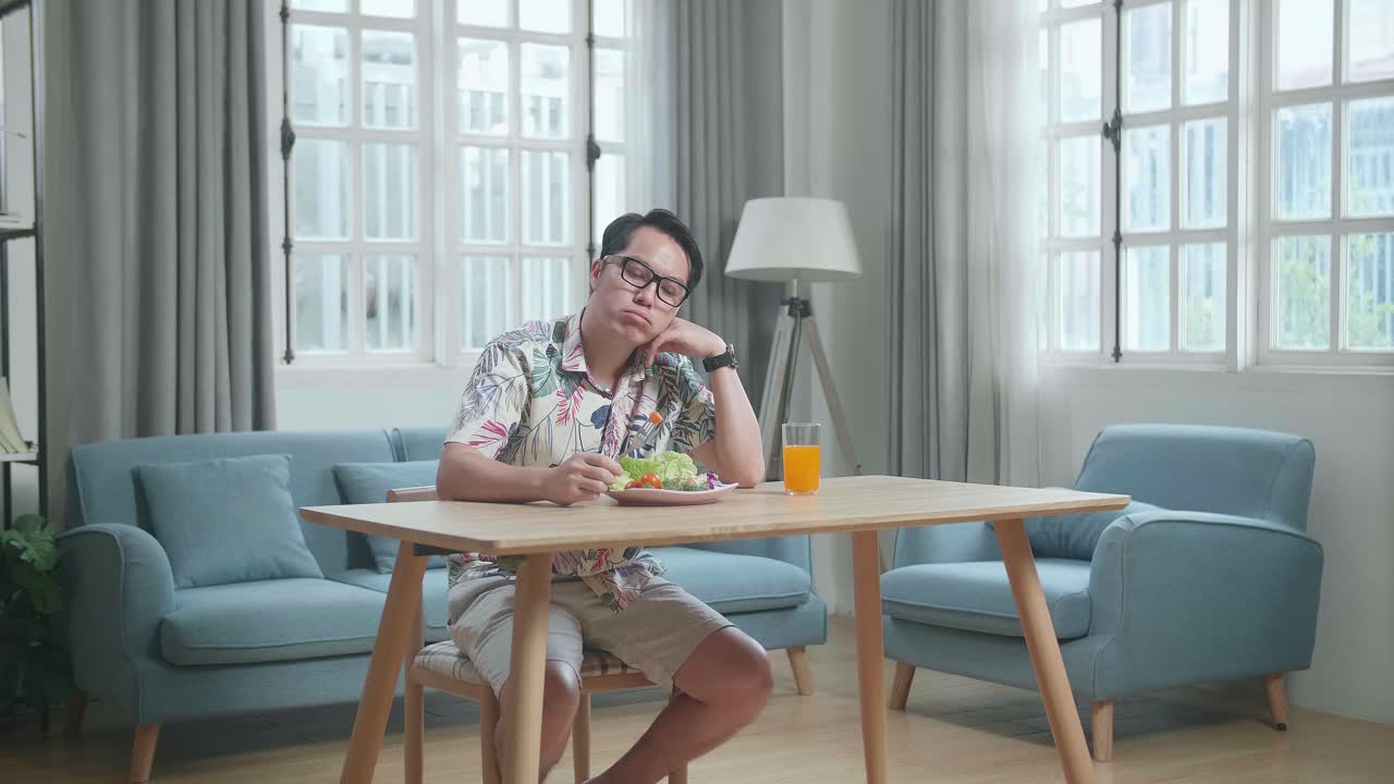 러드를 먹는 불행한 남자