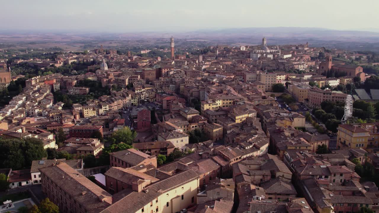 drone órbita de la ciudad italiana, siena