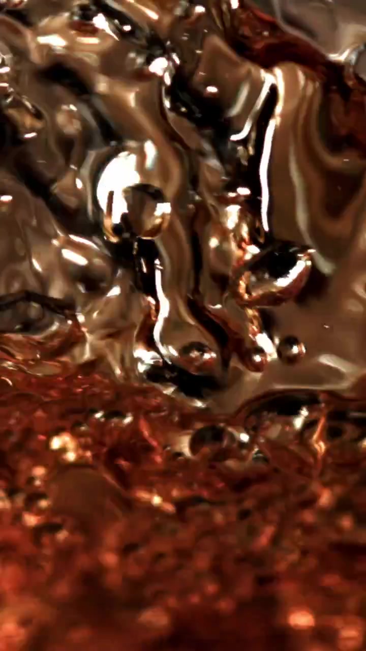 Scatto macro di liquido ambrato effervescente con bolle