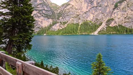 POV-Spaziergang-Entlang-Des-Malerischen-Bergsees